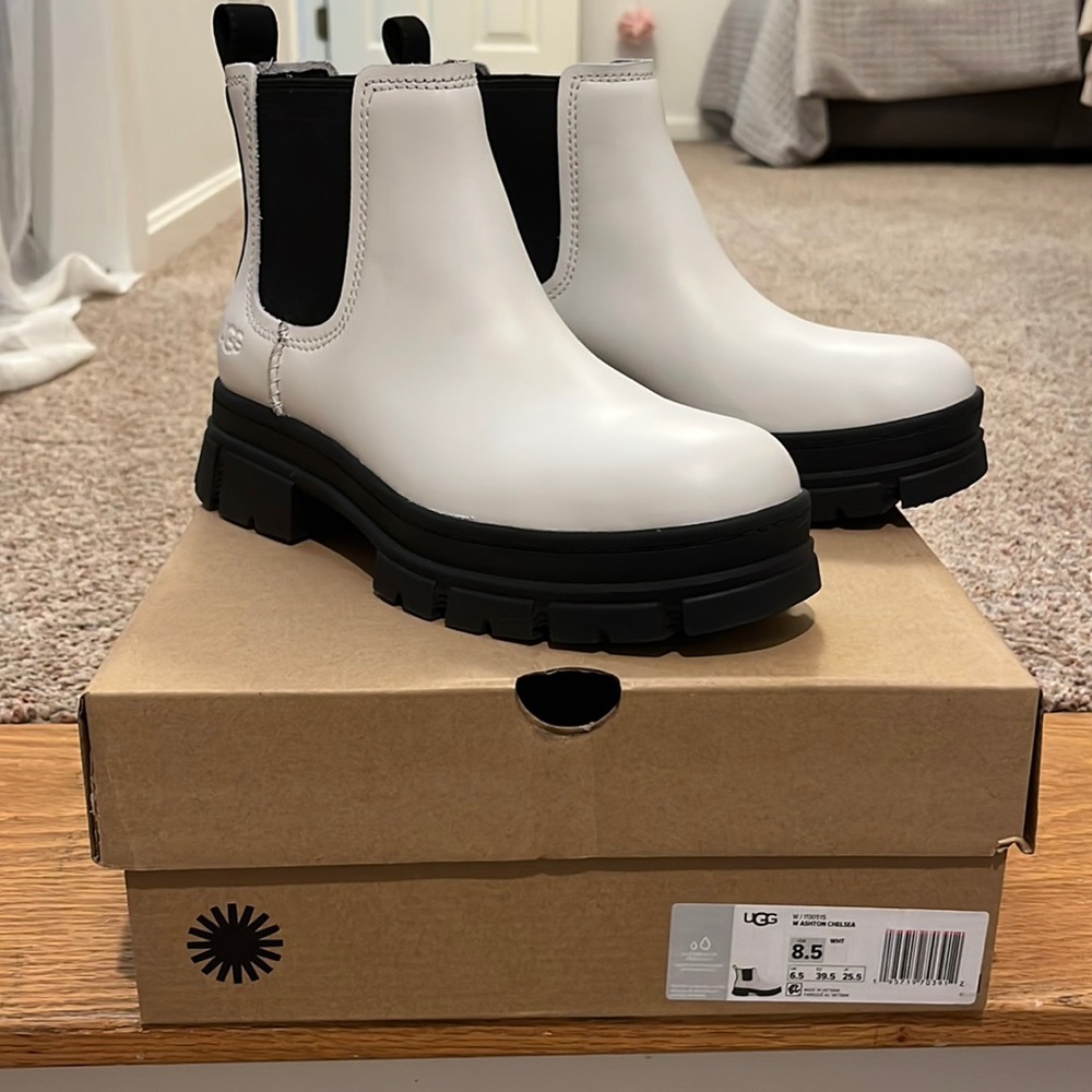 Women’s Ugg Ashton Chelsea boot, white, size 8.5.